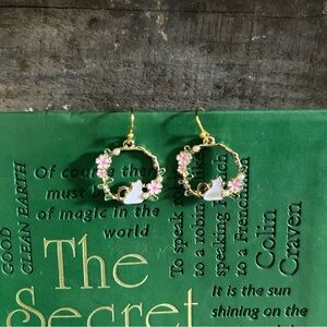 NWT White Kitten, Pink Flower, pearl and gold tone earrings.